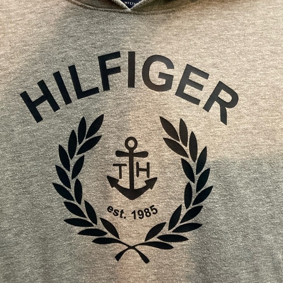 Tommy Hilfiger grey hooded sweater with black logo and kangaroo pocket. - Picture 2 of 6